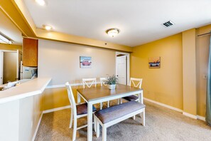 Dining - Cozy condo in paradise with pool, sauna & private dock - snowbird-friendly (Panama City Beach)