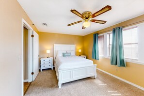 1 bedroom, iron/ironing board, Internet, bed sheets - Cozy condo in paradise with pool, sauna & private dock - snowbird-friendly (Panama City Beach)