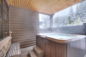 Indoor spa tub