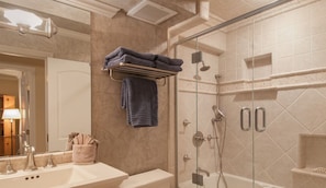 Een douche, een bubbelbad, een haardroger