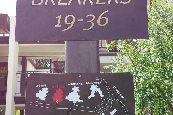 Un letrero con los números 19-36 y un mapa que indica lugares como Ebbtide, Breakers, Windsong y Sandpiper.