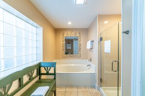 Combined shower/bathtub, hair dryer, towels