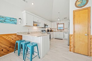 Full-size fridge, microwave, oven, stovetop