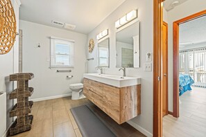 Combined shower/bathtub, towels