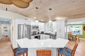Fridge, microwave, oven, stovetop - Ebb Tide by Duncan Real Estate (Holmes Beach)