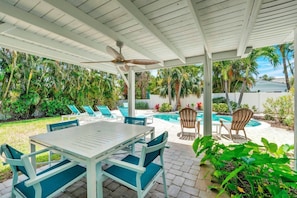 Outdoor dining - Ebb Tide by Duncan Real Estate (Holmes Beach)