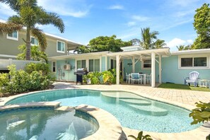 Il s’agit d’une propriété résidentielle dotée d’une piscine, d’un espace extérieur aménagé pour s’asseoir et d’un patio couvert.