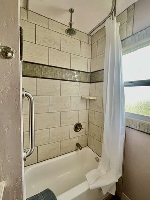 Ducha, secador de pelo, toallas