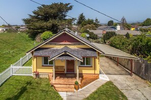 A yellow house with a red roof, a front porch, and a small garden. - Potter's Bungalow - Near Downtown Plaza, 3 bed (Arcata)