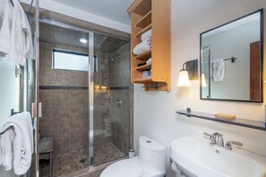 Combined shower/bathtub, hair dryer, towels
