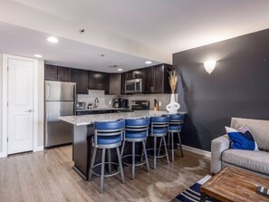 Kylskåp, mikrovågsugn, ugn och spishäll