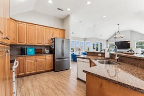 Full-sized fridge, microwave, oven, stovetop