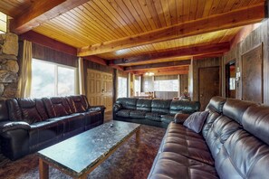 TV, peis, DVD-spiller og stereoanlegg