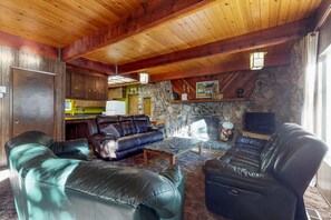 TV, peis, DVD-spiller og stereoanlegg