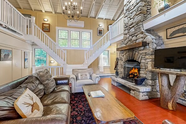 Fernseher, Kamin, Videospiele, DVD-Player