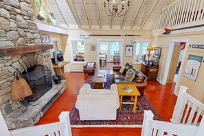 Televisión, chimenea, videojuegos, reproductor de DVD