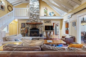 TV, fireplace, video games, DVD player - Elegantly Rustic Getaway w/Yard, Fire Pit, Dock, Kayaks - Close to Skiing (Ludlow)