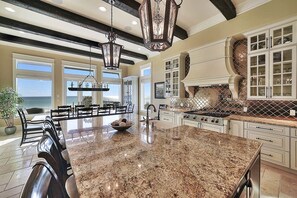 Kylskåp, mikrovågsugn, ugn och spishäll