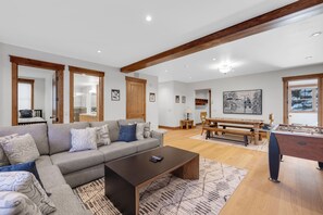 TV, lareira, escritórios