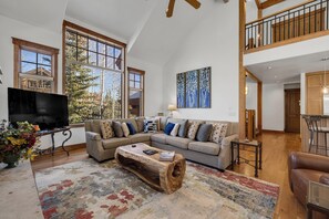 Televisión, chimenea y oficina