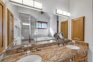 Combined shower/tub, hair dryer, towels