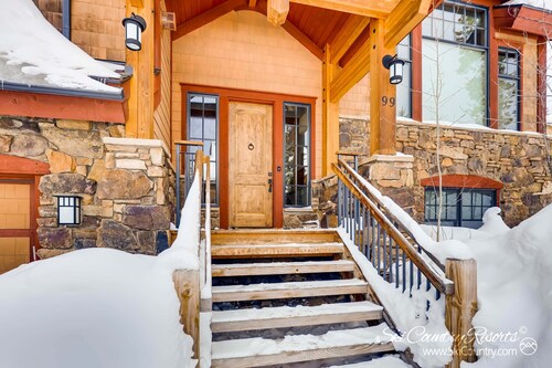 Exquisite Spacious Breck Chalet. Walk to Slopes. Gourmet Kitchen. Large Deck