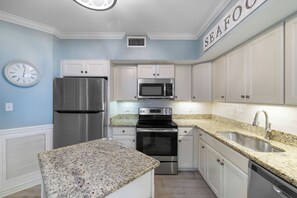 Køleskab, mikrobølgeovn, ovn, kogeplade