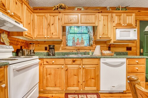 Adorable cabin w/ a hot tub, air hockey, & firepit Close to state park