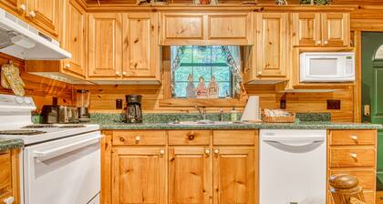 Adorable cabin w/ a hot tub, air hockey, & firepit Close to state park