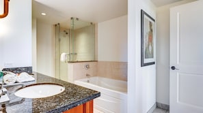 Badewanne, Haartrockner, Handtücher, Seife
