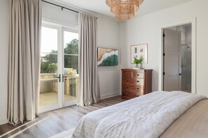 7 habitaciones, escritorio y tabla de planchar con plancha 