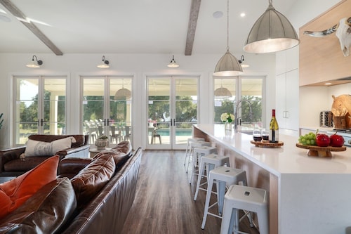 PRIVATE RETREAT | Pool | Hot Tub | Fire Pit | 18 Beds |7 Bedrooms |6.5 Bath| Close to Downtn