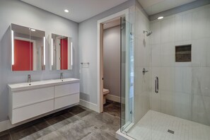 Combined shower/tub, hair dryer, towels