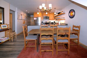 Dining - Aspen Grove, Ski in/out, Hot Tub, Pet Friendly (Mt. Crested Butte)