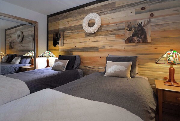 4 bedrooms, iron/ironing board, travel crib, WiFi - Aspen Grove, Ski in/out, Hot Tub, Pet Friendly (Mt. Crested Butte)