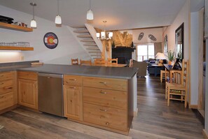Interior - Aspen Grove, Ski in/out, Hot Tub, Pet Friendly (Mt. Crested Butte)