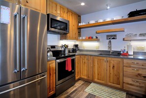 Coffee/tea maker, fridge, microwave, oven