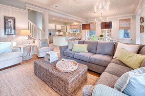 Smart TV, video games, DVD player, table football - “Mint Julep” – Best of WaterColor! Golf Cart, Pool & Hot Tub (Santa Rosa Beach)