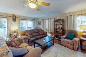 Een televisie, een open haard, een dvd-speler en tafelvoetbal