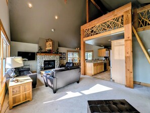 TV, fireplace - Quiet Condo w/Loft, Ideal for Families! (Keystone)