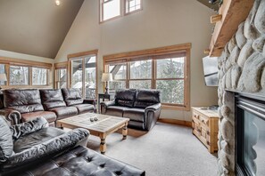 Televisión y chimenea