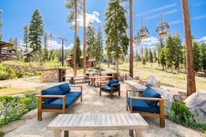 Outdoor dining - Stellar 8 Ski-in Ski-out By Tahoe Getaways - Luxury Home w Hot Tub & Ski Shuttle (Truckee)