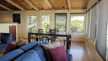 Smart-tv, pejs, bordtennisbord