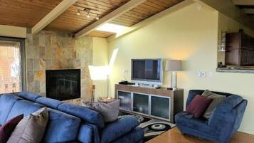 Smart TV, chimenea, mesa de ping pong