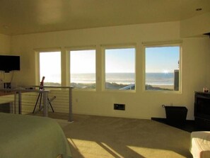 2 bedrooms, desk, iron/ironing board, free WiFi - Seaweed – 2BR Home with fantastic views. (Florence)