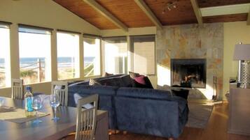 Smart-tv, eldstad och ett bordtennisbord