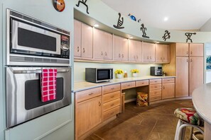 Coffee/tea maker, fridge, microwave, oven
