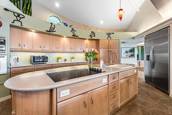 Wasserkocher mit Kaffee-/Teezubehör, Kühlschrank, Mikrowelle, Ofen