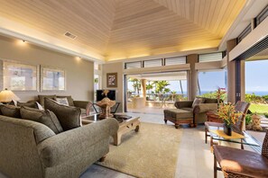 TV, books - 🏖️Hawaiian Upscale Estate | AC & Private Amenities | Ocean View! (Kailua Kona)