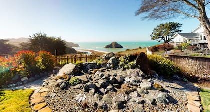 Oceanview studio near town and the beach with fireplace, full kitchen & deck